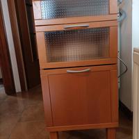 Mobiletto in legno per il bagno 