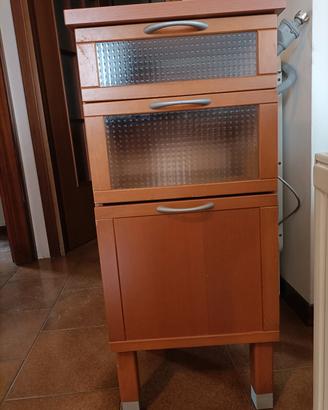 Mobiletto in legno per il bagno 