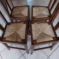 sedie in legno con seduta in paglia.