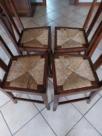 sedie in legno con seduta in paglia.