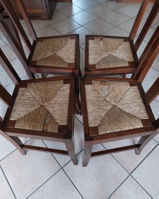 sedie in legno con seduta in paglia.
