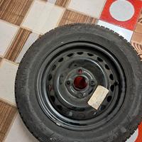 Cerchio e ruota di scorta per auto