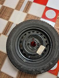 Cerchio e ruota di scorta per auto