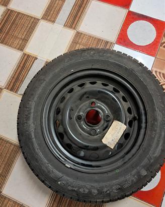Cerchio e ruota di scorta per auto
