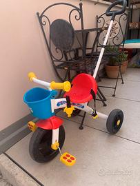 Triciclo con maniglione removibile