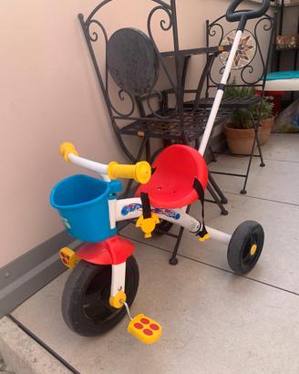 Triciclo con maniglione removibile