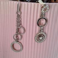 Orecchini volutamente diversi