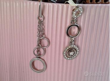 Orecchini volutamente diversi