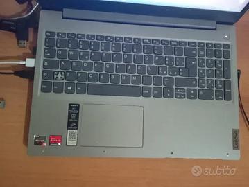 Lenovo Portatile AMD Ryzen 3 8GB RAM 240GB SSD