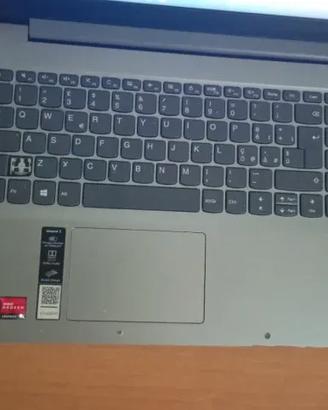 Lenovo Portatile AMD Ryzen 3 8GB RAM 240GB SSD