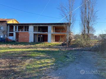 Rustico / Casale di 900 m² con più di 5 locali a R