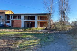 Rustico / Casale di 900 m² con più di 5 locali a R