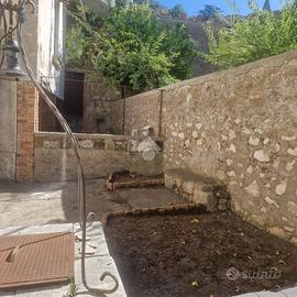 CASA SEMINDIPENDENTE A MONTESARCHIO