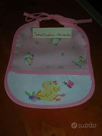 Bavaglino ricamato punto croce pulcino rosa