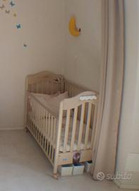 Due lettini in legno e in tela