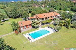 Villa di 1103 m² con più di 5 locali e box auto do