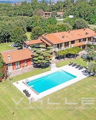 Villa di 1103 m² con più di 5 locali e box auto do