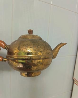Antica teiera in ottone