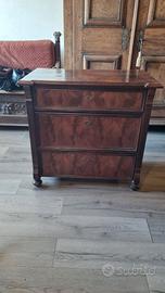 Cassettiera molto bella con piccoli difetti