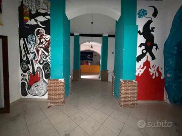 Locale Commerciale in Piazza Storica