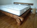 letto-con-travi-irregolari-rotondi-in-legno-vecchi