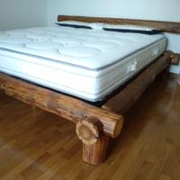 letto con travi irregolari rotondi in legno vecchi