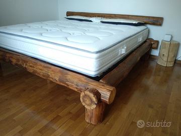 letto con travi irregolari rotondi in legno vecchi