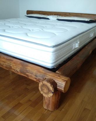 letto con travi irregolari rotondi in legno vecchi