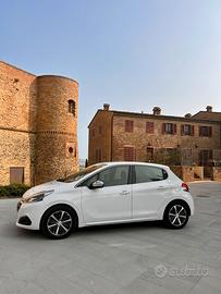 Peugeot 208 trattato come un maniaco