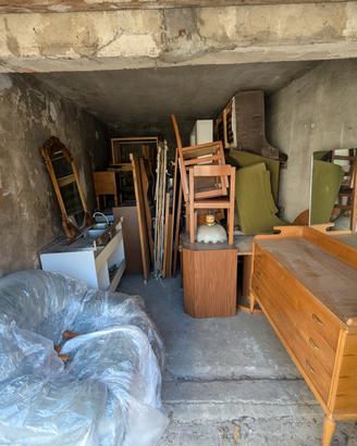 Mobili / cucina / poltrona. Svuoto casa - cantina