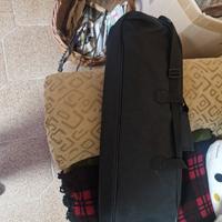 Telescopio rifrattore astronomico.