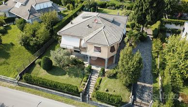 VILLA SINGOLA A BESANA IN BRIANZA