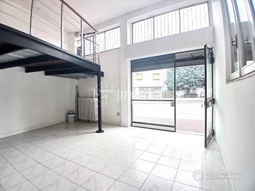 NEGOZIO DISPOSTO SU DUE LIVELLI DA PERSONALIZZARE