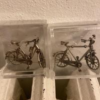 Due biciclette in miniatura in argento