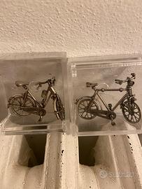 Due biciclette in miniatura in argento