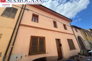 Casa di circa 250 mq, in buono stato, con giardino