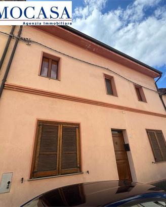 Casa di circa 250 mq, in buono stato, con giardino