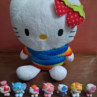 peluche Hello Kitty e collezione sette Mini Kitty 