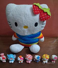 peluche Hello Kitty e collezione sette Mini Kitty 