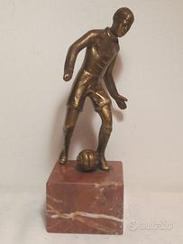 "Calciatore" - Scultura in bronzo su base di marmo