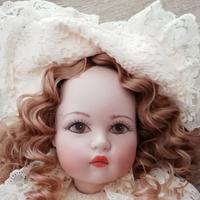 Bambola da collezione in ceramica