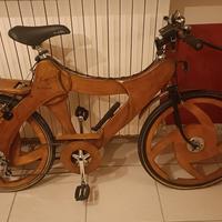 Bicicletta in legno fatta a mano