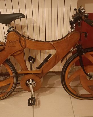 Bicicletta in legno fatta a mano