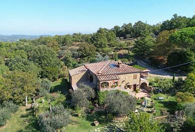 Rustico / Casale di 180 m² con più di 5 locali e b