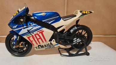 modellino moto yamaha YZR-M1 46 Valentino Rossi
