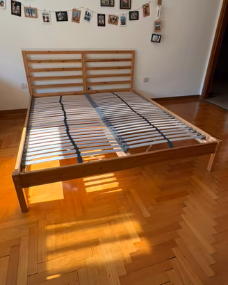 Letto matrimoniale più comodini Ikea