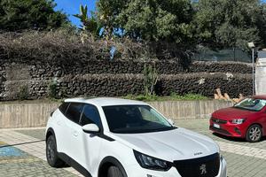 Peugeot 2008 Active 1.2 Benzina 130 CV anno 2021