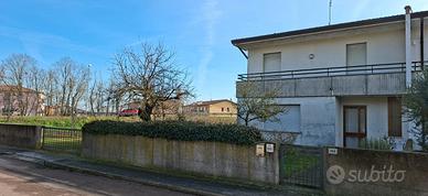 Polesella, villetta libera su 3 lati con giardino