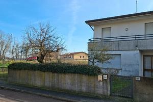 Polesella, villetta libera su 3 lati con giardino
