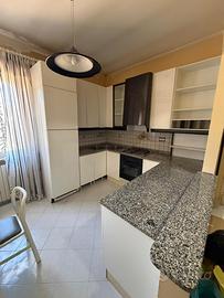 Cucina berloni con top di marmo granito